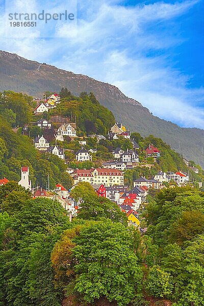 Bergen  Norwegen Stadtbild mit bunten traditionellen Häusern im Sommer