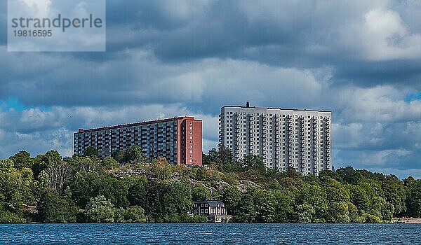 Ein Bild von zwei benachbarten Gebäuden an einem bewölkten Tag im Süden von Stockholm