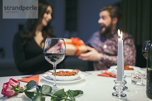 Paar Abendessen mit Geschenken austauschen