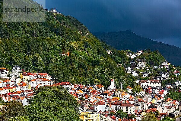 Bergen  Norwegen Panoramastadtbild mit bunten traditionellen Häusern und dem Berg Floyen