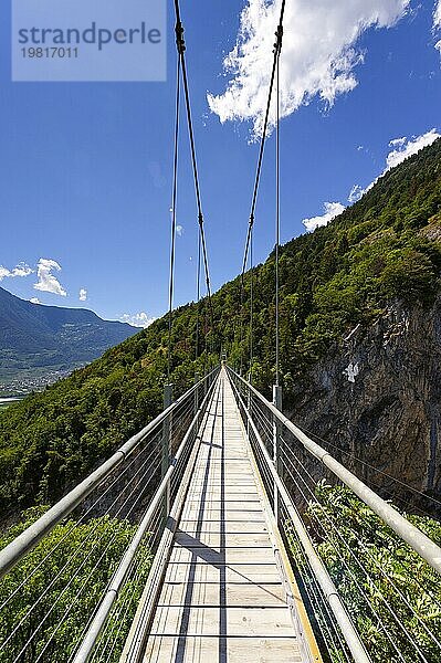 Passerelle à Farinet  Falschmünzer  Farinet-Brücke  Hängebrücke  Fussgängerhängebrücke  Wanderweg  Höhenangst  Mut  Alpen  Saillon  Wallis  Schweiz  Europa