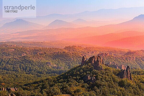 Sonnenuntergang am Belogradchik Felsen  Naturjuwel  Panoramalandschaft mit Bergsilhouette  Bulgarien  Europa