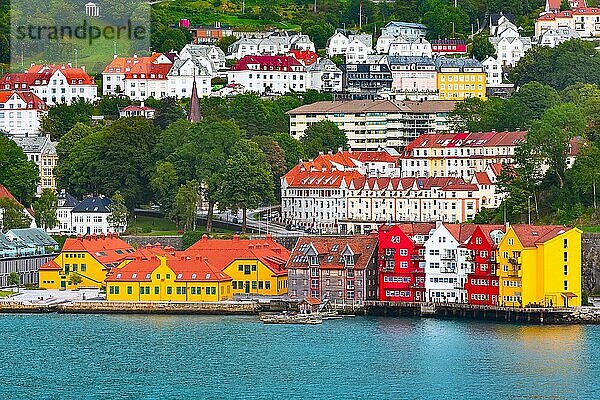 Bergen  Norwegen Stadtbild mit bunten traditionellen Häusern und Fjord