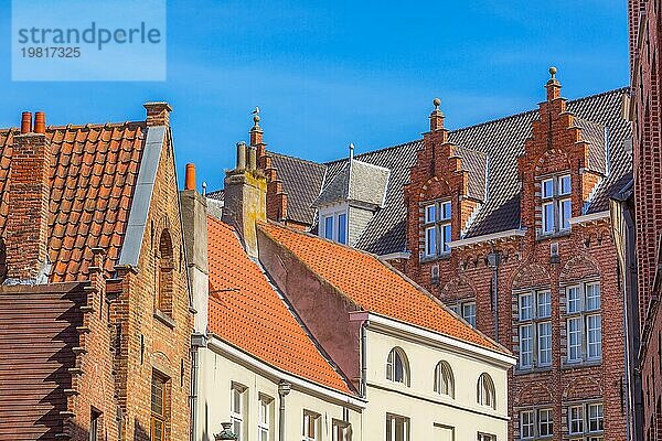 Brügge  Belgien traditionelle Nahaufnahme mittelalterliche rote Backsteinhäuser außen gegen blaün Himmel in belgischen Reiseziel Brügge
