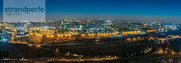 Ein Panoramabild des Tempelbergs bei Nacht