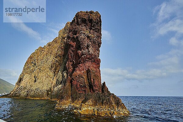 Mammut  Umrisse eines Mammuts  Rote Lava-Wand  Buntes Lavagestein  Strombolichio  kleine Stromboli vorgelagerte Vulkanfelsen-Insel  Vulkaninsel  Stromboli  Äolische Inseln  Liparische Inseln  Sizilien  Italien  Europa