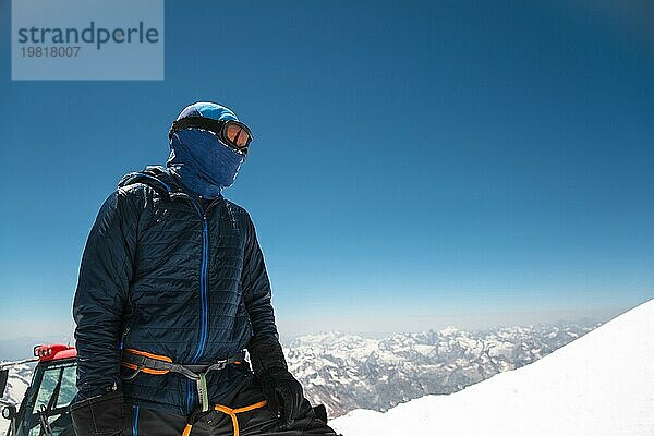 Professioneller  voll ausgestatteter Führer  Bergsteiger auf dem schneebedeckten Gipfel des schlafenden Vulkans Elbrus