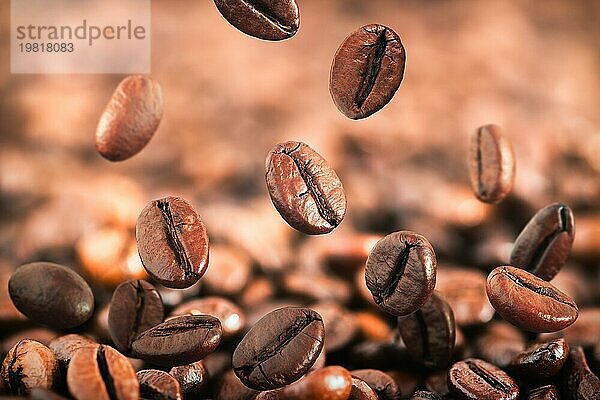 Fliegende Kaffeebohnen oder fallende Kaffeebohnen