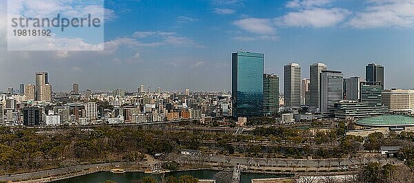 Ein Panoramabild des Osaka Business Park von der Burg Osaka aus gesehen