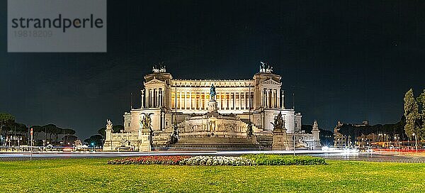 Ein Bild des Altars des Vaterlandes bei Nacht  gesehen von der Piazza Venezia