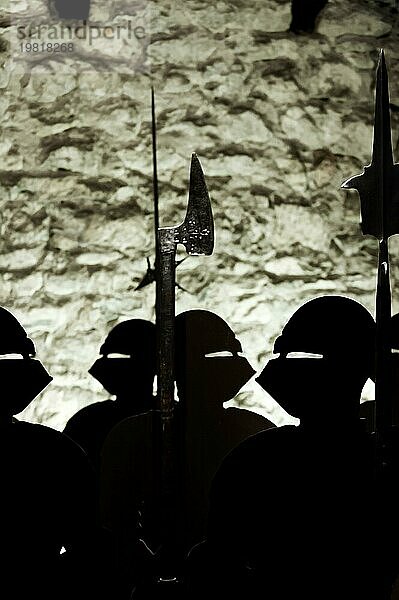 Silhouetten  Schattenriss  Darstellung  Ritter  Rüstung  Ritterrüstung  Waffen  Mittelalter  Krieg  Bewaffnet