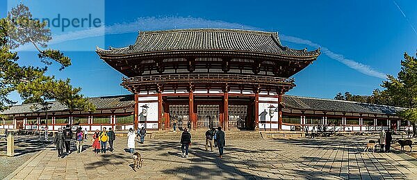Ein Panoramabild des Zentraltors des Todai ji Tempels