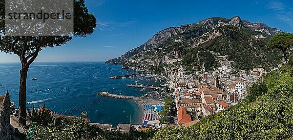 Ein Panoramabild der Stadt Amalfi