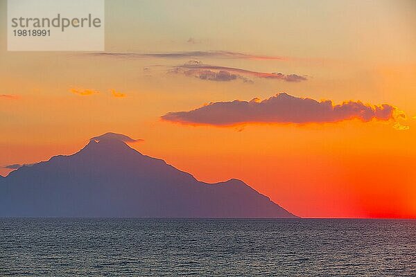 Silhouette des Berges Athos bei Sonnenaufgang oder Sonnenuntergang und Meerespanorama in Griechenland