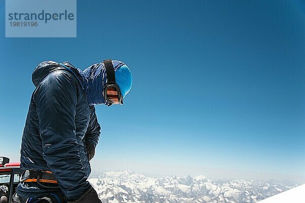 Professioneller  voll ausgestatteter Führer  Bergsteiger auf dem schneebedeckten Gipfel des schlafenden Vulkans Elbrus