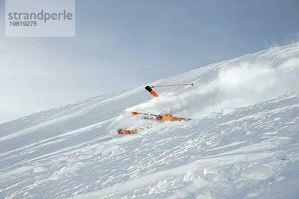 Ein Skisportler saust im frischen Pulverschnee die Piste hinunter. Das Konzept des Winterskisports