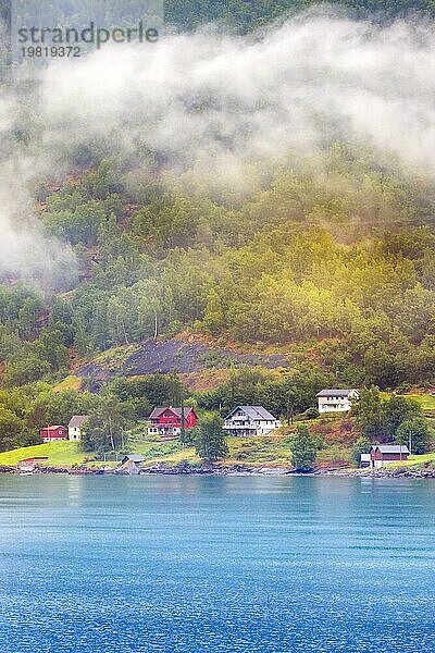 Typische norwegische alte Holzhäuser  Bergdorf und Nebel im Sommer  Norwegen  Europa