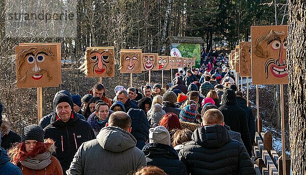 Ein Bild der Menschenmenge auf dem Weg zur U?gav?n?s Veranstaltung  dem litauischen Faschingsfest