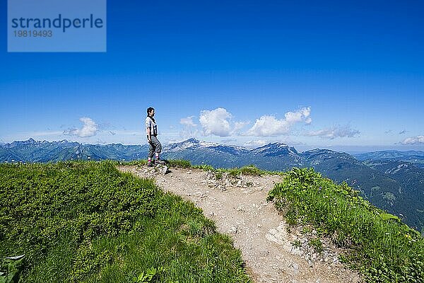 Wanderweg vom Fellhorn  2038m  zum Söllereck  Allgäuer Alpen  Bayern  Deutschland  im Hintergrund der Berg Hoher Ifen  2230m  Vorarlberg  Österreich  Europa