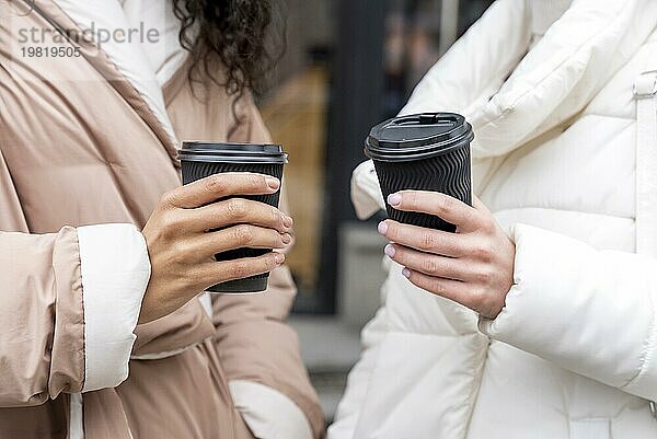 Nahaufnahme Hände halten Kaffeetassen