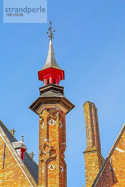 Brügge  Belgien traditionelle Nahaufnahme mittelalterlichen Backstein Haus außen Turm gegen blaün Himmel in belgischen Reiseziel Brügge