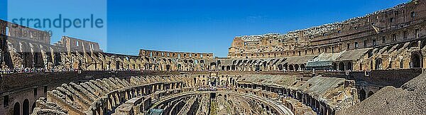 Ein Panoramabild des Kolosseums von innen gesehen