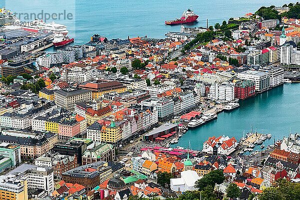 Bergen  Norwegen Stadtbild mit Innenstadt und Fischmarkt aus der Vogelperspektive