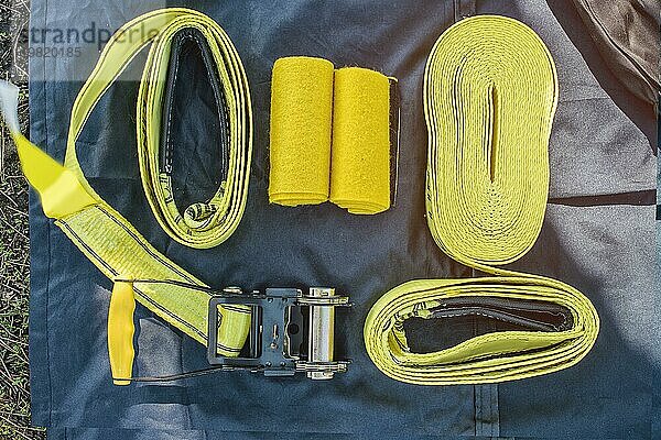 Gelb Ausrüstung für Slackline Slackline Schlinge neben der Maschine und Schutz für den Baum