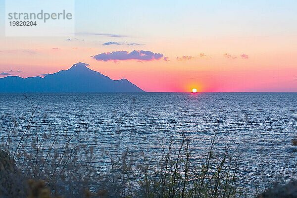 Silhouette des Berges Athos bei Sonnenaufgang oder Sonnenuntergang mit Lichtstrahlen und Meerpanorama in Griechenland