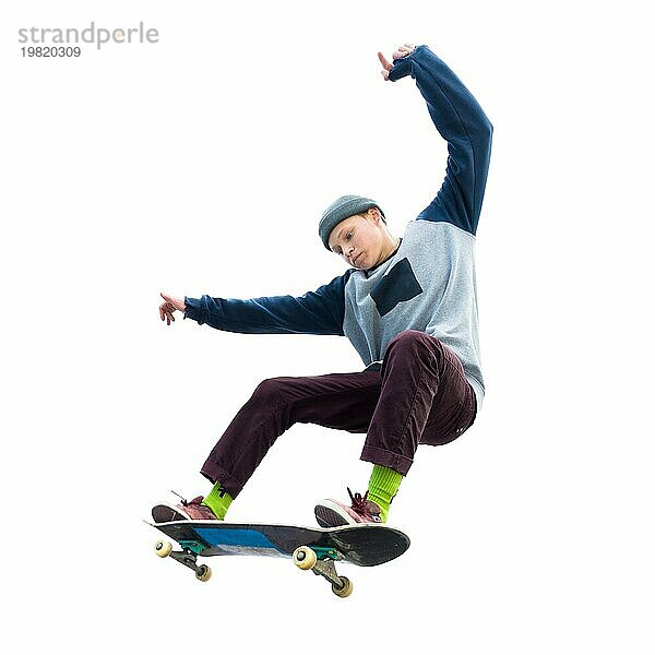 Ein Teenager Skateboarder springt einen Ollie auf einem isolierten weißen Hintergrund. Das Konzept des Straßensports und der urbanen Kultur