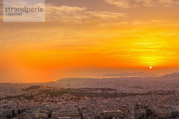 Sonnenuntergang Athen Skyline Ansicht  Griechenland mit Meer und bunten Himmel