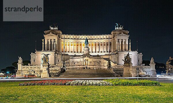 Ein Bild des Altars des Vaterlandes bei Nacht  gesehen von der Piazza Venezia