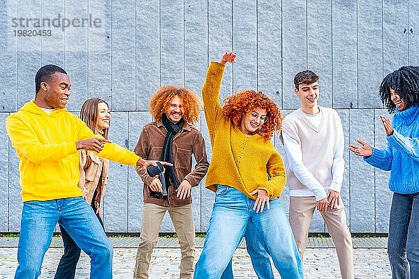 Vielfältige und multiethnische Freunde  die auf der Straße feiern und tanzen