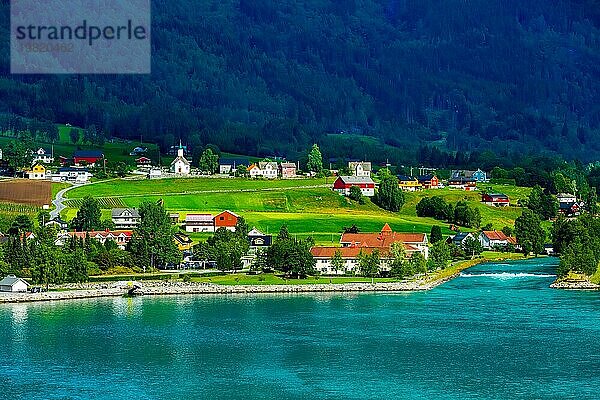 Norwegische Dorflandschaft mit Fjord  Bergen und bunten Häusern  Kirche in Olden  Norwegen  Europa