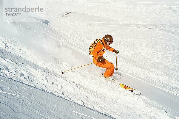 Ein Skisportler saust im frischen Pulverschnee die Piste hinunter. Das Konzept des Winterskisports