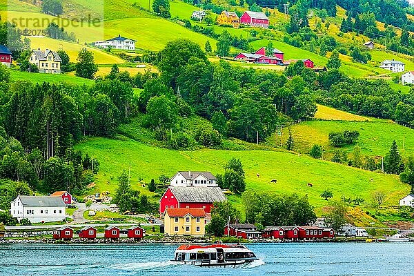 Norwegische Dorflandschaft mit Fjord  Bergen und bunten Häusern  Boot in Olden  Norwegen  Europa