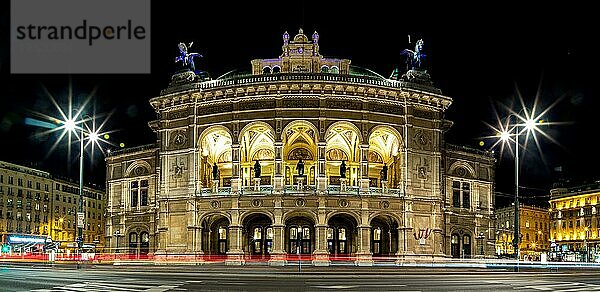 Ein Panoramabild des Wiener Opernhauses bei Nacht
