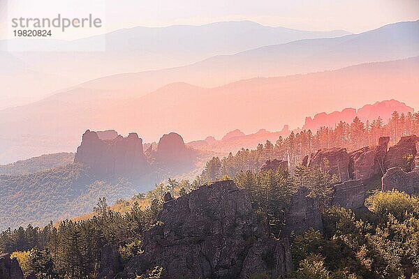 Sonnenuntergang am Belogradchik Felsen  Naturjuwel  Panoramalandschaft mit Bergsilhouette  Bulgarien  Europa