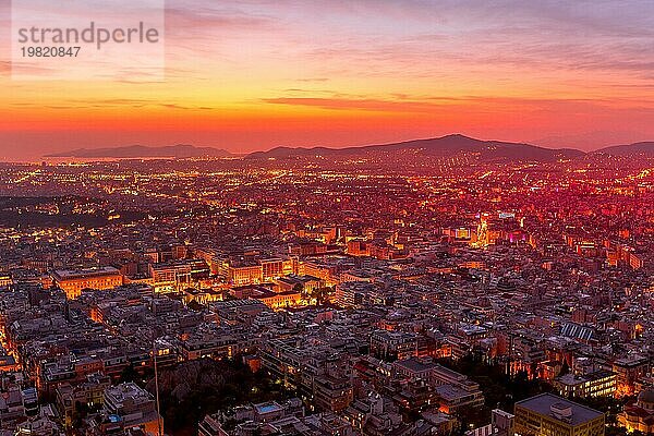 Sonnenuntergang Athen Skyline Ansicht  Griechenland mit Meer und bunten Himmel
