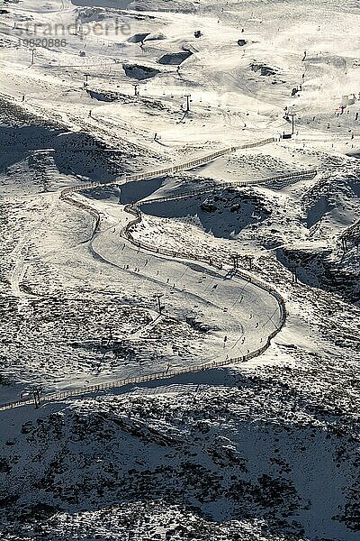 Vorderansicht einer Skipiste mit Skifahrern im Skigebiet Sierra Nevada  Granada