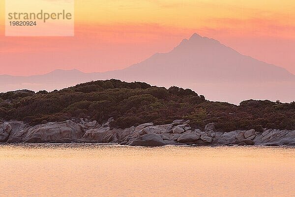 Silhouette des Heiligen Berges Athos  Griechenland bei farbenfrohem Sonnenaufgang oder Sonnenuntergang  Felsen und Meerespanorama vom Strand Karidi  Vourvourou  Sithonia