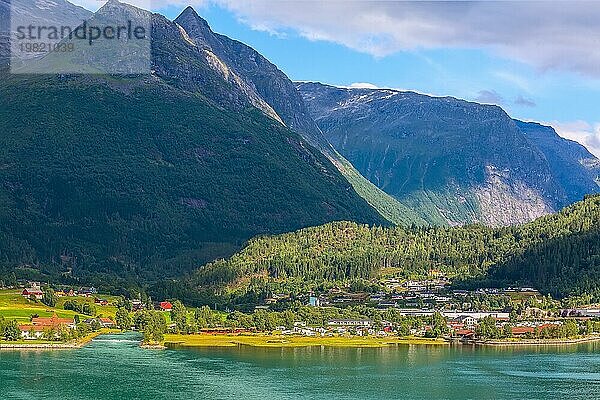 Norwegische Dorflandschaft mit Fjord  hohen Bergen und bunten Häusern in Olden  Norwegen  Europa