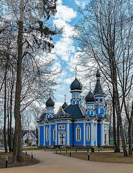 Ein Bild der blaün Kirche Freude aller Trauernden und des nahe gelegenen Parks (Druskininkai)