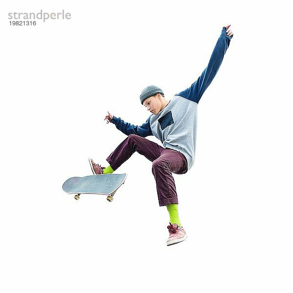 Ein Jugendlicher mit Hut und Sweatshirt  der mit einem Skateboard springt  macht einen Trick auf einem isolierten weißen Hintergrund. Der ausgeschnittene Charakter die Vorbereitung