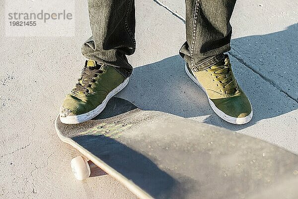 Nahaufnahme des Fußes eines Skateboarders beim Skaten im Skatepark