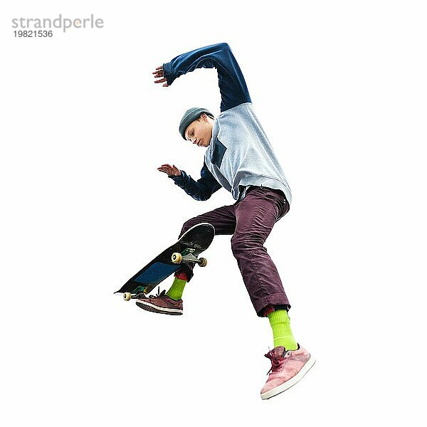 Ein Jugendlicher mit Hut und Sweatshirt  der mit einem Skateboard springt  macht einen Trick auf einem isolierten weißen Hintergrund. Der ausgeschnittene Charakter die Vorbereitung