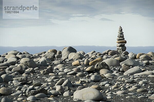 Konzept des Gleichgewichts und der Harmonie  Stapel von Steinen  Strand  Meer  Island  Europa