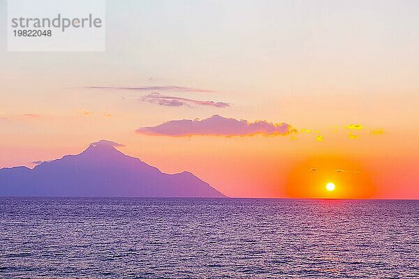 Silhouette des Berges Athos bei Sonnenaufgang oder Sonnenuntergang mit Lichtstrahlen und Meerpanorama in Griechenland