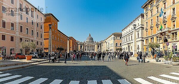 Ein Bild des Petersdoms von der Via della Conciliazione aus gesehen mit vielen Menschen