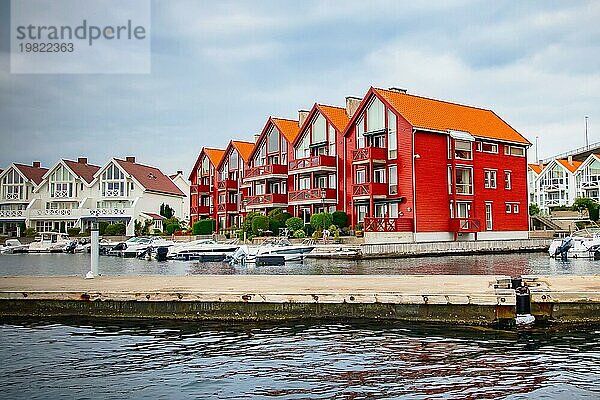 Stavanger  Norwegen Stadtansicht mit Booten und roten traditionellen Holzhäusern